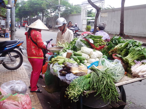 Tiểu thương ngao ngán nhìn trời