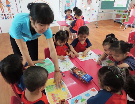 Nhận trẻ 6 - 18 tháng tuổi, các trường vẫn chưa đáp ứng được nhu cầu gửi con của công nhân. Trong ảnh: Trường mầm non Mặt Trời Nhỏ - trường được một công ty ở quận Bình Tân xây dựng riêng cho con em công nhân.