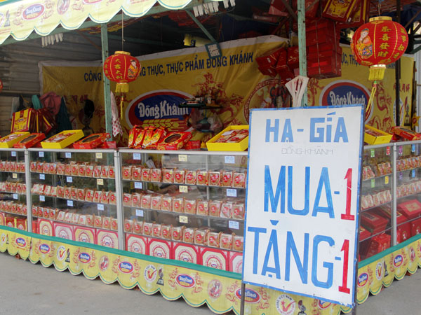 Các cửa hàng đề bảng giảm giá 50%, mua một tặng một đối với hãng bánh Đồng Khánh.