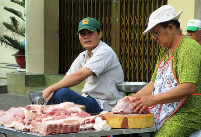 Đến gần trưa nhưng sạp thịt của c&aacute;c tiểu thương tại chợ B&agrave; Chiểu vẫn c&ograve;n nhiều.