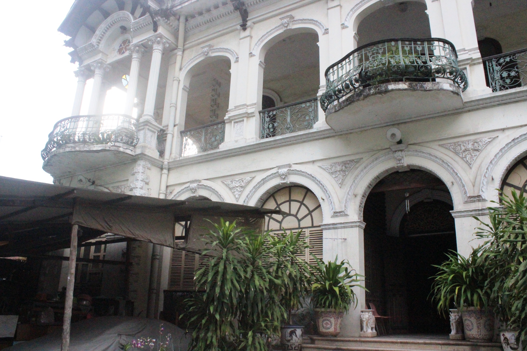 Do lâu năm không được trùng tu, sơn sửa nên ngôi biệt thự trong khá cũ kỹ và bừa bộ. Khuôn viên sân nhà được cho thuê làm bãi xe, quán ăn