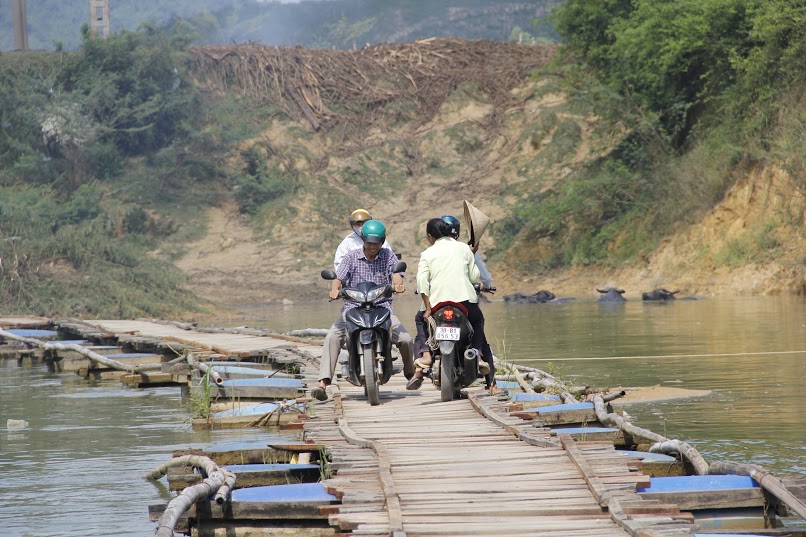 Rợn người đi qua cầu phao Chợ Hôm