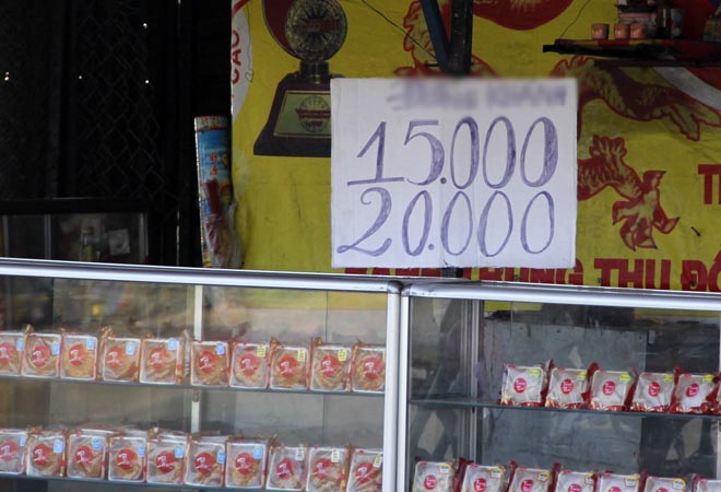 Bánh Trung thu ế cả tháng vẫn vô tư bày bán