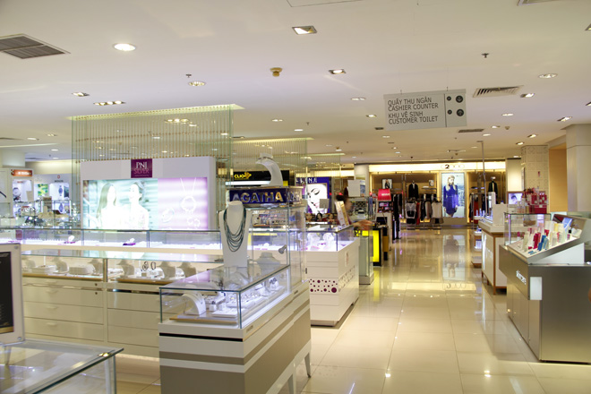 C&aacute;c quầy b&aacute;n h&agrave;ng thời trang, mỹ phẩm đều trưng biển giảm gi&aacute; 10-50% nhưng lượt kh&aacute;ch chỉ đếm tr&ecirc;n đầu ng&oacute;n tay d&ugrave; ng&agrave;y thường hay c&aacute;c dịp cuối tuần