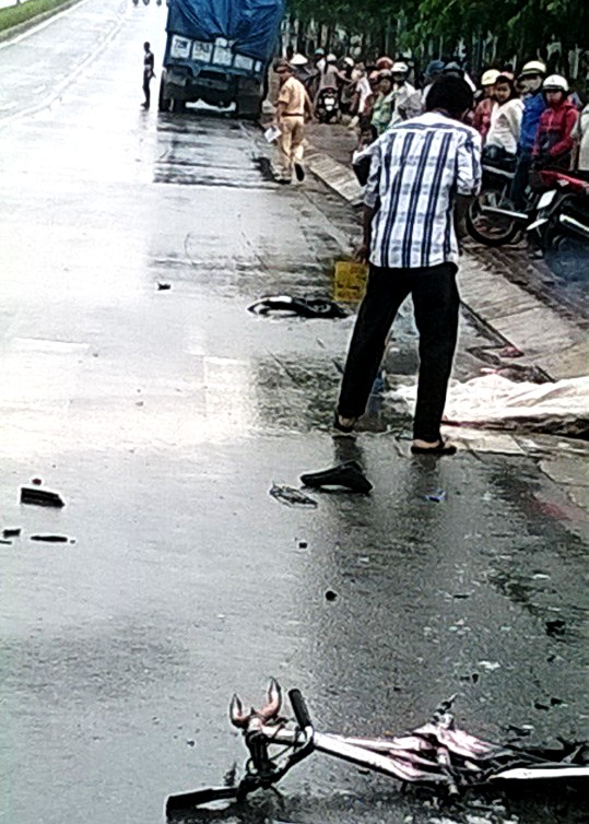Đi mua cơm, bé trai 9 tuổi bị xe tải cán qua người