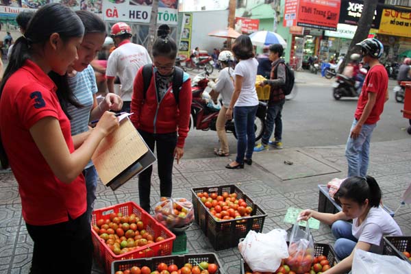 Nhiều người d&acirc;n TP HCM gh&eacute; đến ủng hộ