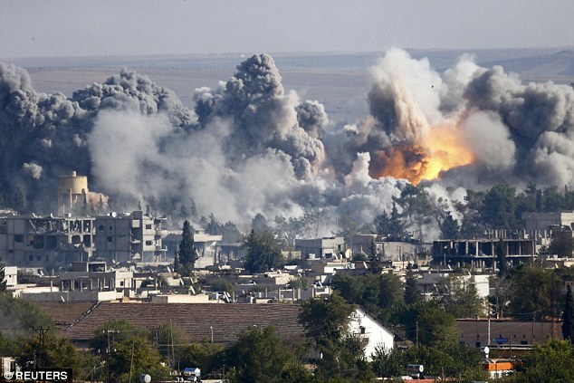 C&aacute;c cuộc kh&ocirc;ng k&iacute;ch của Mỹ v&agrave; li&ecirc;n qu&acirc;n tiếp diễn ở thị trấn Kobane - Syria. Ảnh: Reuters