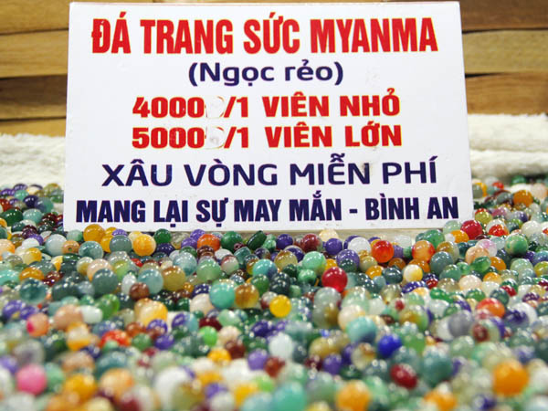 Anh Thọ, chủ gian h&agrave;ng đ&aacute; m&agrave;u, cho biết: Đ&aacute; n&agrave;y do bạn t&ocirc;i mua v&agrave; gửi từ Myanmar về. Những vi&ecirc;n đ&aacute; 100% tự nhi&ecirc;n được m&agrave;i dũa, đ&aacute;nh b&oacute;ng cho l&aacute;ng mịn th&agrave;nh c&aacute;c h&igrave;nh dạng vi&ecirc;n h&igrave;nh tr&ograve;n, vu&ocirc;ng...&rdquo;