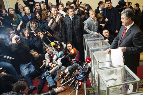 Ch&iacute;nh quyền Tổng thống Poroshenko sẽ c&oacute; nhiều thứ để l&agrave;m cho một nh&agrave; nước Ukraine ho&agrave;n to&agrave;n độc lập. Ảnh: Reuters