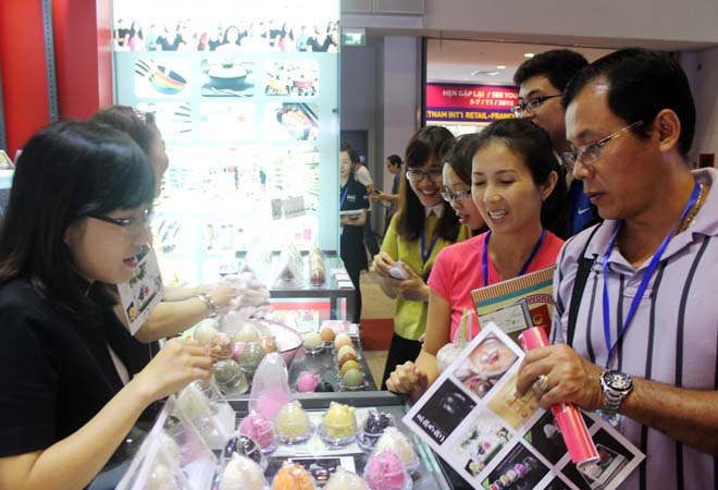 Gian h&agrave;ng trưng b&agrave;y sản phẩm x&agrave; ph&ograve;ng quả trứng c&oacute; rất nhiều kh&aacute;ch đến tham quan.