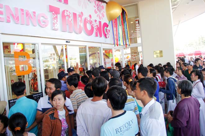 Kh&aacute;ch đến hầu hết l&agrave; gia đ&igrave;nh trẻ, thanh ni&ecirc;n v&agrave; trẻ em. Rất nhiều người tập trung ở c&aacute;c cửa ra v&agrave;o của trung t&acirc;m n&ecirc;n ban tổ chức phải đẩy nhanh buổi lễ khai trương để c&oacute; thể mở cửa sớm đ&oacute;n kh&aacute;ch l&uacute;c 9 giờ 30.