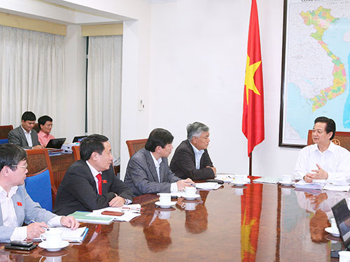 Thủ tướng Nguyễn Tấn Dũng l&agrave;m việc với l&atilde;nh đạo chủ chốt tỉnh Quảng Trị 
Ảnh: TTXVN