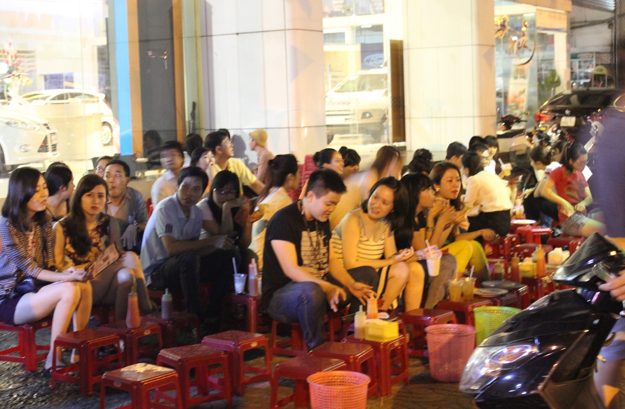 Phố b&aacute;nh tr&aacute;ng nướng Cao Thắng rất nhộn nhịp hằng đ&ecirc;m