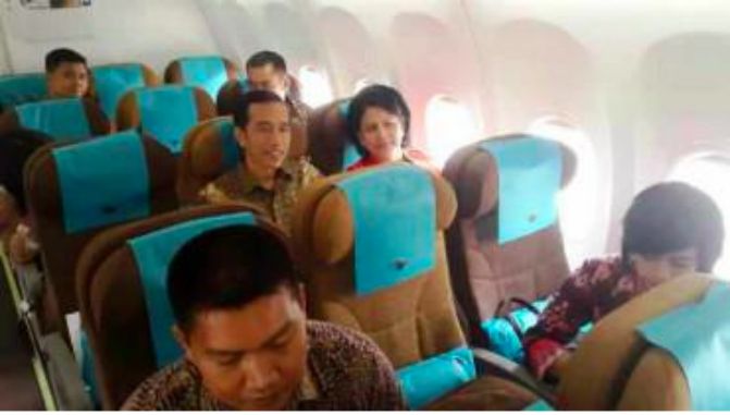 &Ocirc;ng Widodo tr&ecirc;n khoang m&aacute;y bay hạng phổ th&ocirc;ng. Ảnh: Twitter