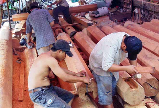 2.	Một số xưởng gỗ ăn n&ecirc;n l&agrave;m ra, kh&ocirc;ng chỉ nhận đ&oacute;ng b&agrave;n ghế m&agrave; c&ograve;n nhận l&agrave;m c&aacute;c nội thất như trụ cột, s&agrave;n nh&agrave; cho c&aacute;c qu&aacute;n c&agrave; ph&ecirc;.