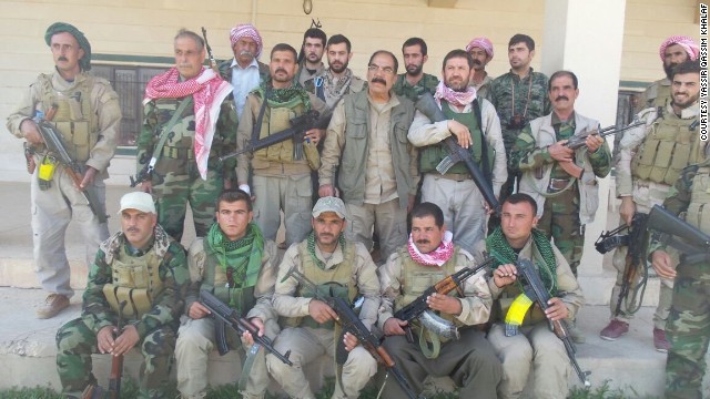 &Ocirc;ng Qassim Shesho (giữa) chỉ huy khoảng 2.000 chiến binh Yazidi tại n&uacute;i Sinjar. Ảnh: CNN