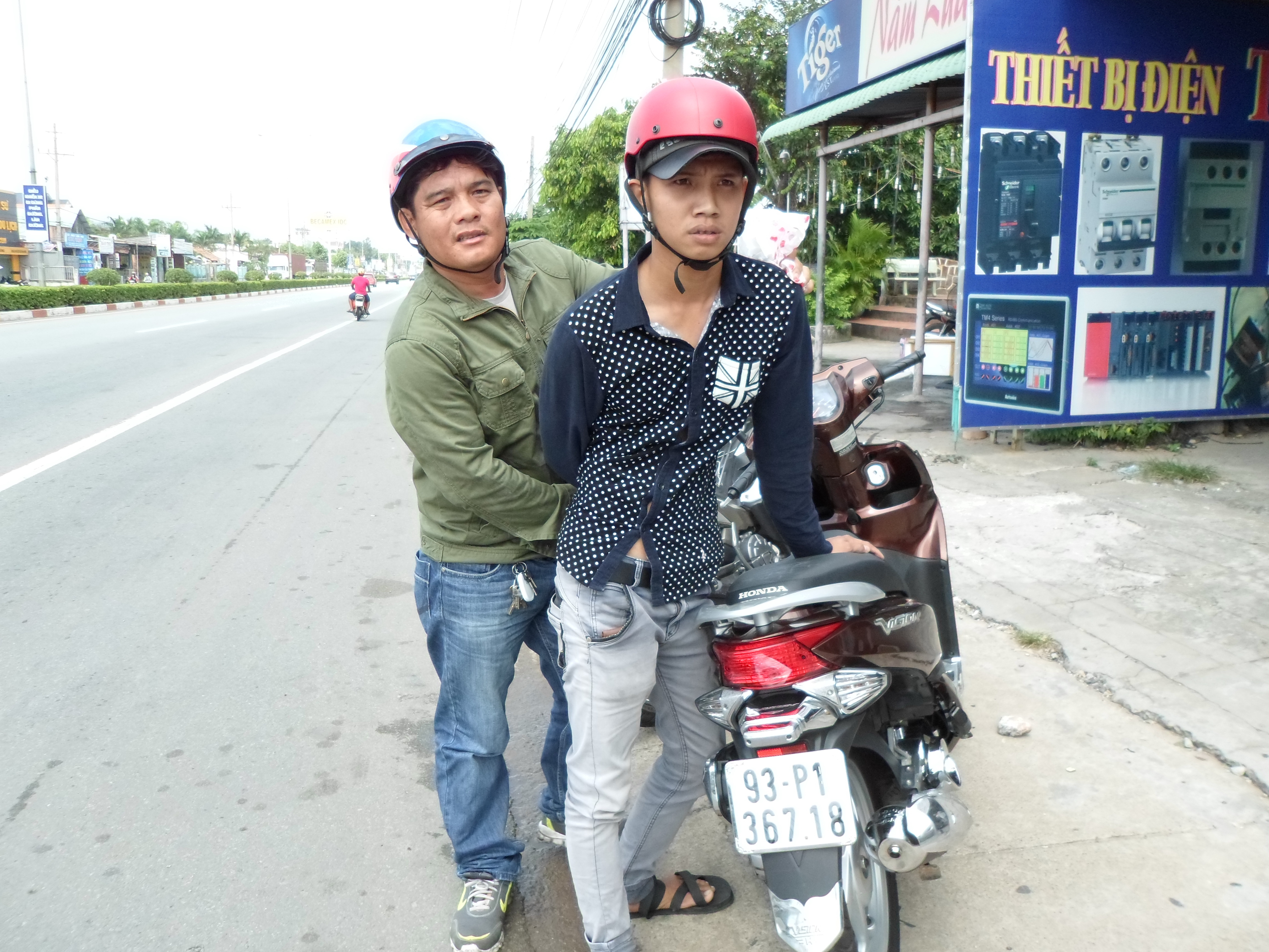 Nguyễn C&ocirc;ng Khai, đối tượng l&aacute;i thu&ecirc;, bị &ldquo;hiệp sĩ&rdquo; Nguyễn Thanh Hải khống chế v&agrave;o chiều 26-11.