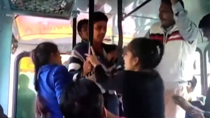 3 tên yêu râu xanh sàm sỡ 2 cô gái trên xe buýt. Ảnh: Youtube