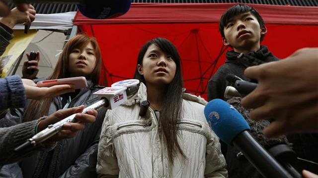 Từ tr&aacute;i qua: Nữ sinh Isabella Lo, Prince Wong v&agrave; thủ lĩnh học sinh Joshua Wong trả lời ph&oacute;ng vi&ecirc;n sau 12 giờ tuyệt thực. Ảnh: Reuters