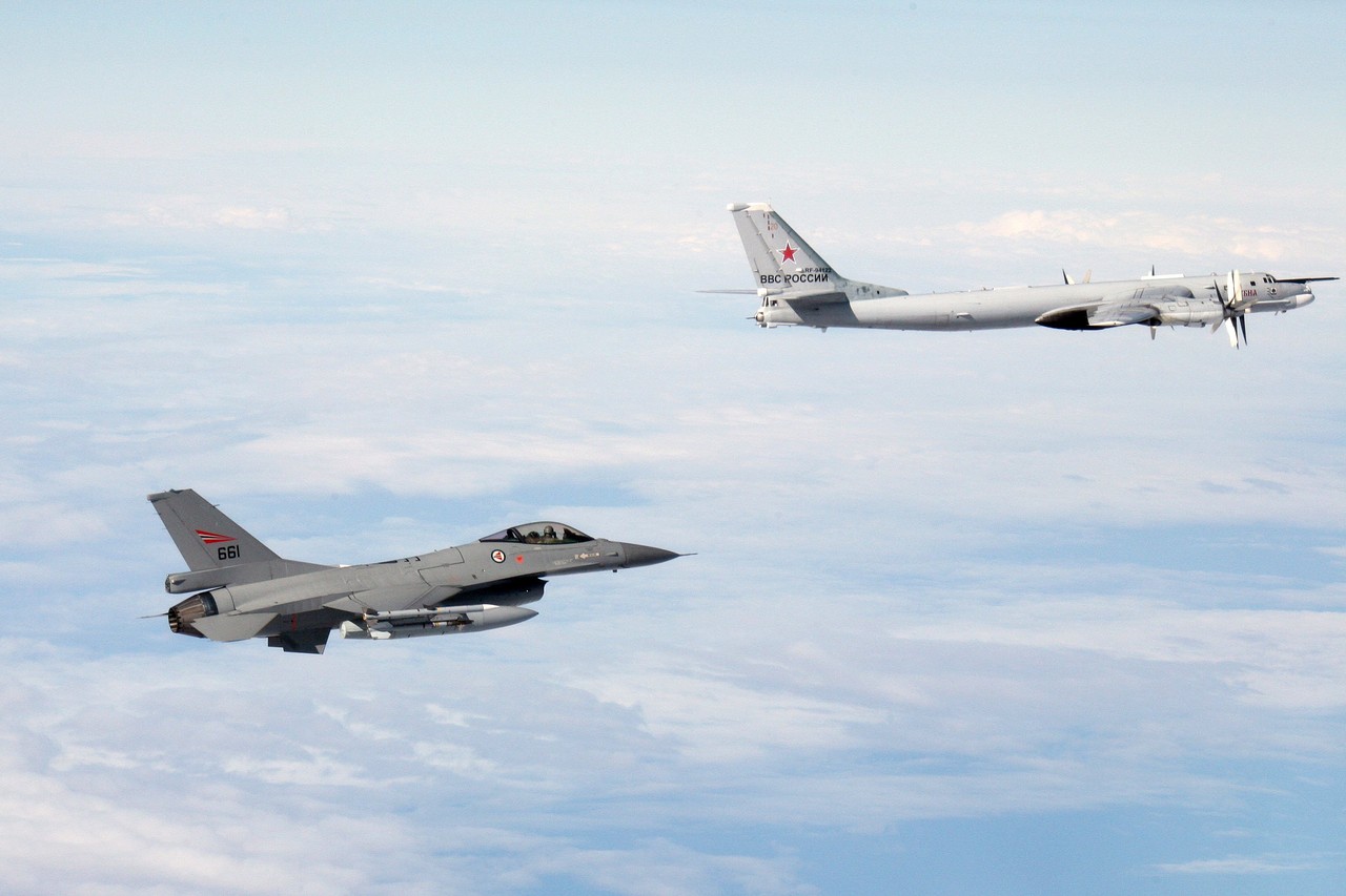 Một chiếc F-16 của Na Uy giám sát máy bay Nga Tupolev Tu-95 hồi tháng 10. Ảnh: Zuma Press