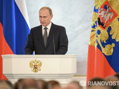 Tổng thống Nga Vladimir Putin đọc th&ocirc;ng điệp li&ecirc;n bang ng&agrave;y 4-12 Ảnh: RIA NOVOSTI