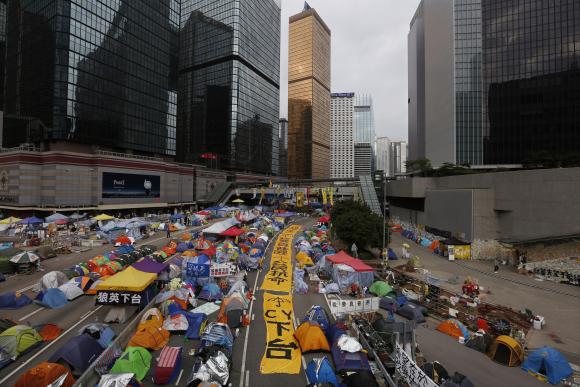 Những ng&ocirc;i lều trồng rỗng ở khu Kim Chung. Ảnh: Reuters