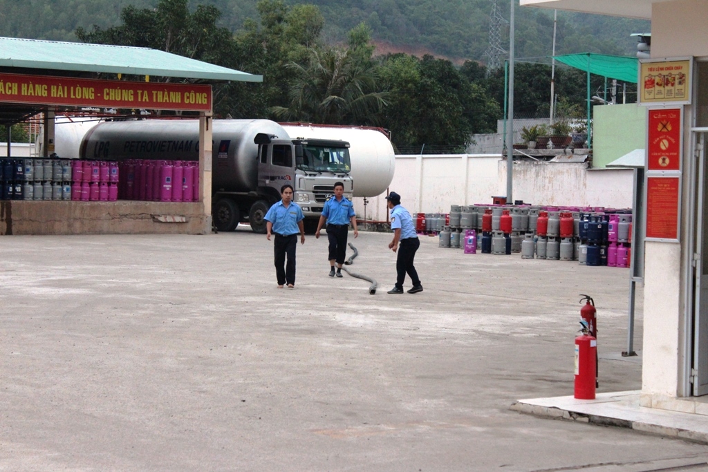 Chiết gas từ bồn bị r&ograve; rỉ sang xe bồn bằng c&aacute;ch nối d&agrave;i đường ống