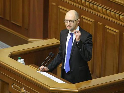 Thủ tướng Ukraine Arseniy Yatsenyuk phát biểu trước quốc hội hôm 11-12 Ảnh: KYIV POST