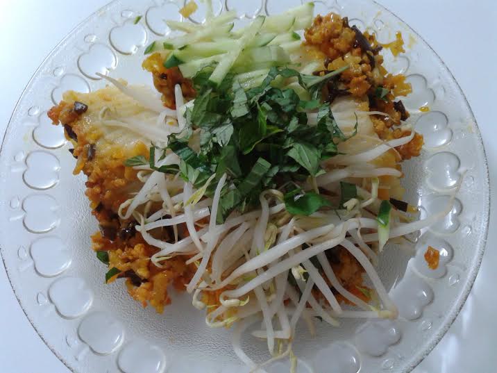 B&aacute;nh đ&uacute;c ăn kiểu hai l&uacute;a kh&ocirc;ng thể thiếu gi&aacute;, dưa leo v&agrave; rau thơm