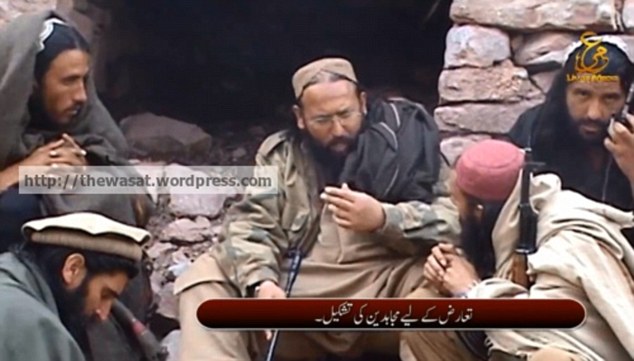 Hafiz Saeed Khan (giữa), t&ecirc;n chỉ huy ra lệnh cho nh&oacute;m tay s&uacute;ng nổ bom tự s&aacute;t. Ảnh: The Wasat
