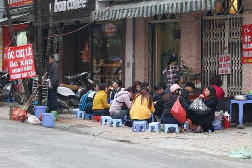 V&agrave;o m&ugrave;a lạnh, c&aacute;c qu&aacute;n ốc ở H&agrave; Nội l&uacute;c n&agrave;o cũng k&iacute;n kh&aacute;ch.
