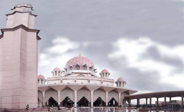 Văn ph&ograve;ng Ch&iacute;nh phủ Malaysia c&ugrave;ng ng&ocirc;i đền Hồi Gi&aacute;o tuyệt đẹp ở Putrajaya