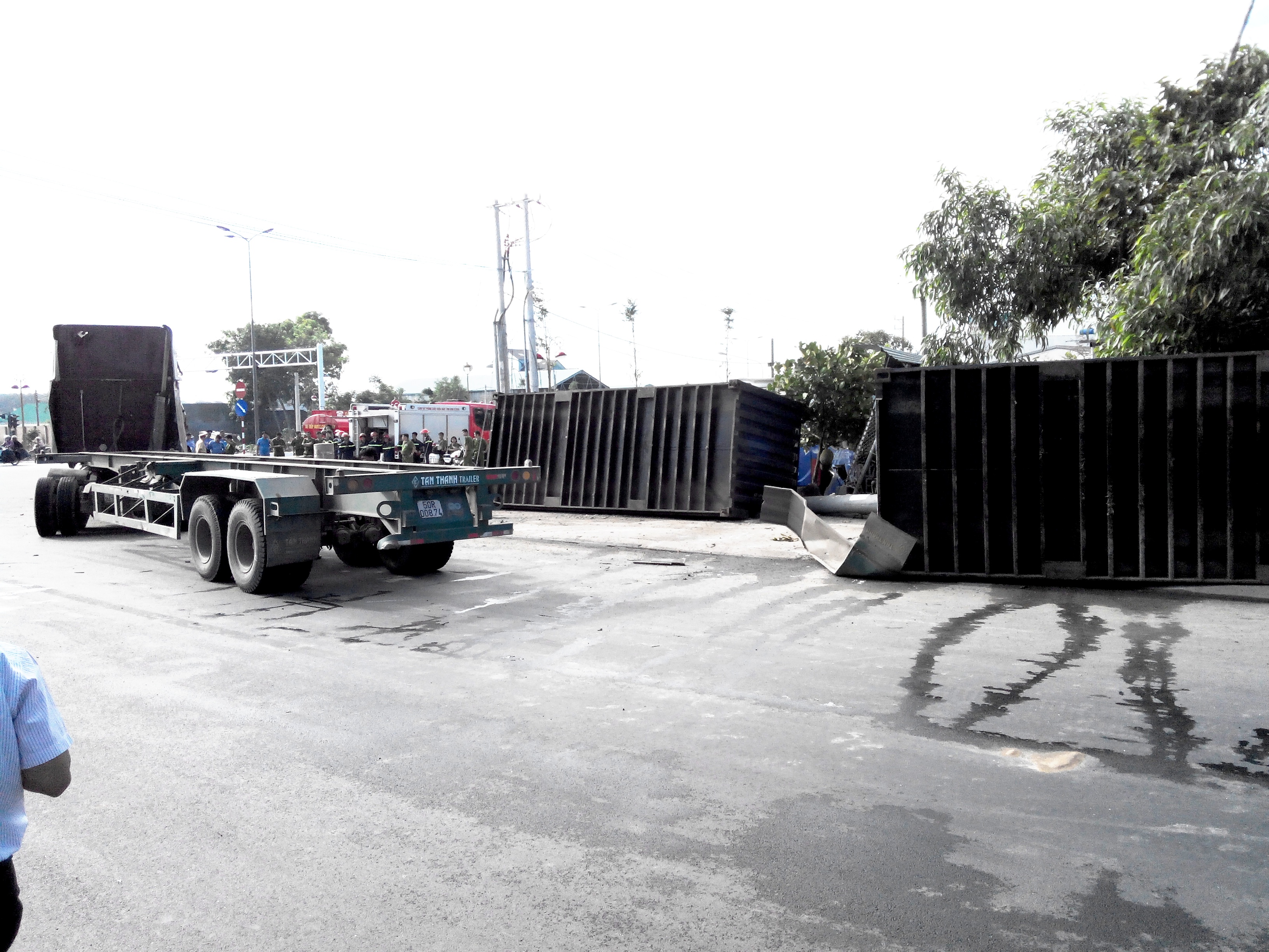 2 th&ugrave;ng xe container văng xa
