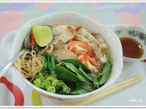"Gốc gác của mày là ở dưới kia!"