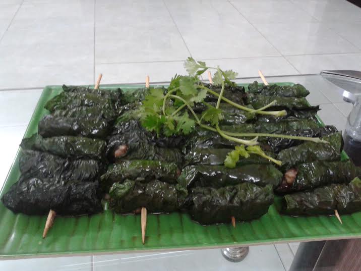 Thịt n&ecirc;n nướng 2 lần k&egrave;m với ch&uacute;t dầu để tăng độ b&oacute;ng mượt cho m&oacute;n ăn
