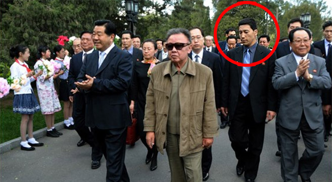 Người cận vệ của cựu l&atilde;nh đạo Kim Jong-il hiện bảo vệ cho cả Kim Jong-un. Ảnh: Foreign Language Publishing House