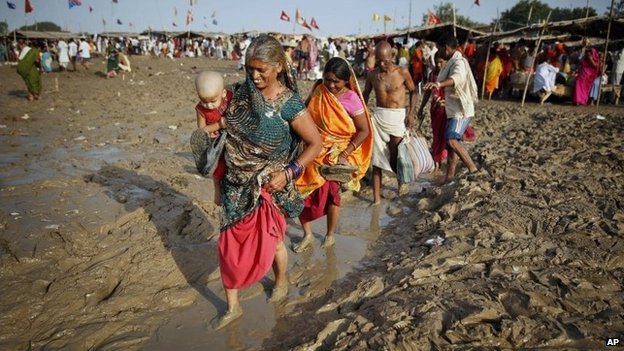 Tín đồ Hindu trong lễ hội Somvati Amavasya. Ảnh: AP