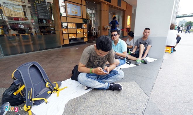 Người Việt ăn ngủ vạ vật chờ mua iPhone 6 ở Singapore