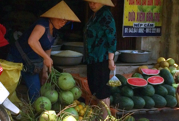 Dừa tươi, chanh, chanh leo, dưa hấu... là những mặt hàng bán chạy mỗi khi nắng nóng (ảnh B.H)