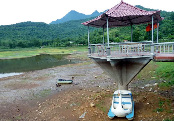 Thi&ecirc;n nga mắc cạn ở ch&acirc;n lầu nguyệt vọng