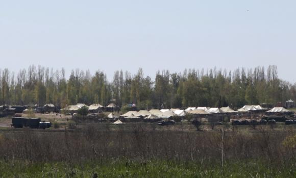Xe quân sự và lều của binh lính nga tập trung gần Belgorod, biên giới Nga-Ukraine. Ảnh: Reuters