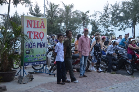 Nhiều người hiếu k&igrave; tập trung đến trước nh&agrave; nghỉ để theo d&otilde;i vụ việc