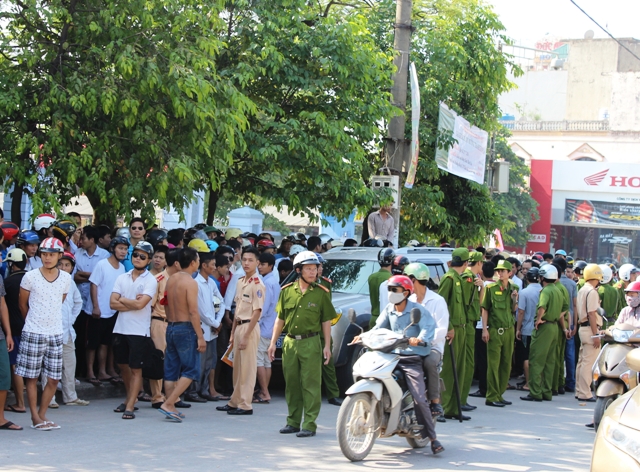 Người d&acirc;n bủa v&acirc;y chiếc xe n&ecirc;n h&agrave;ng chục chiến sĩ c&ocirc;ng an đ&atilde; được điều đến hiện trưởng để xử l&yacute; vụ việc