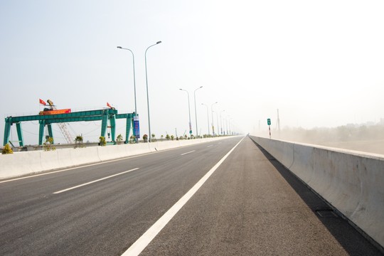 
	Đ&acirc;y l&agrave; đoạn cầu cạn do Tổng c&ocirc;ng ty X&acirc;y dựng c&ocirc;ng tr&igrave;nh giao th&ocirc;ng 4 (Cienco4) thi c&ocirc;ng, nằm ngay v&ograve;ng xoay v&agrave;o đường cao tốc