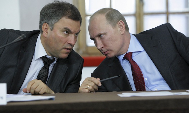 Ph&oacute; Ch&aacute;nh văn ph&ograve;ng thứ nhất điện Kremlin Vyacheslav Volodin (tr&aacute;i). Ảnh: Reuters