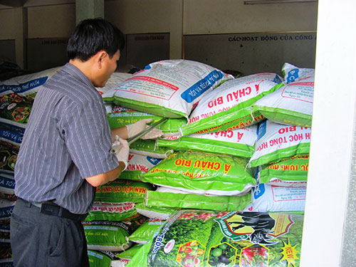 Lấy mẫu để kiểm nghiệm ph&acirc;n b&oacute;n nghi l&agrave;m giả