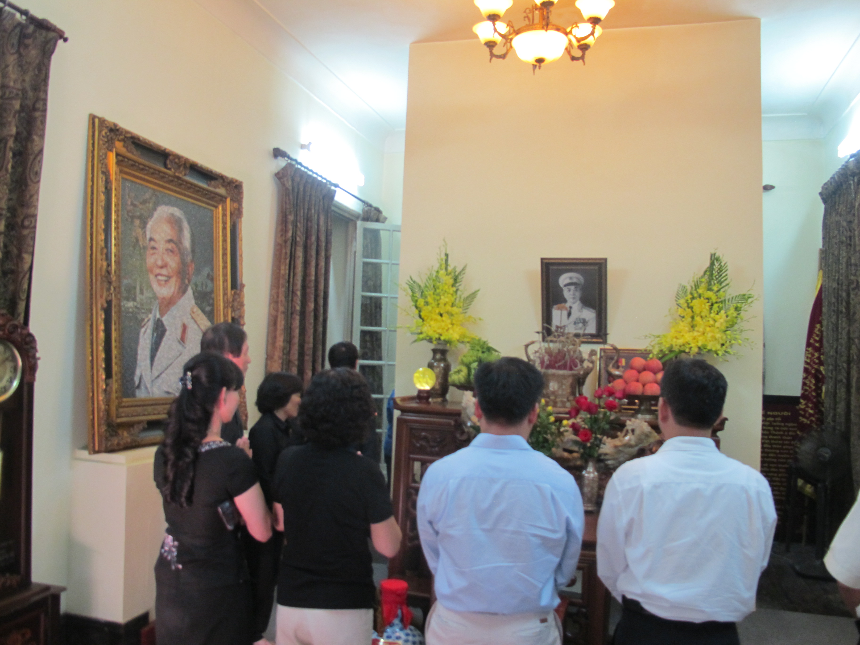 K&iacute;nh cẩn nghi&ecirc;ng m&igrave;nh tưởng nhớ Đại tướng