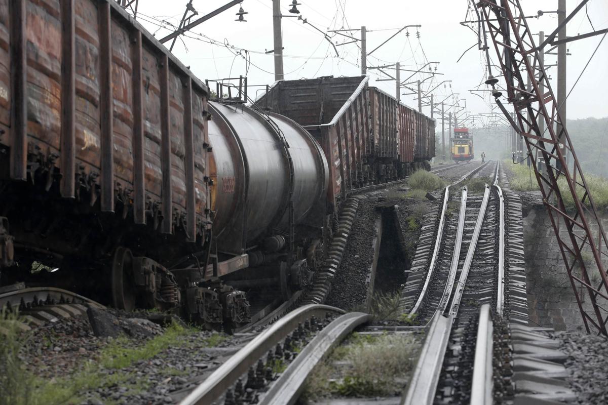 C&acirc;y cầu bị sập ở ng&ocirc;i l&agrave;ng Novobakhmutivka, ph&iacute;a Bắc th&agrave;nh phố Donetsk h&ocirc;m 7-7. Ảnh: Reuters