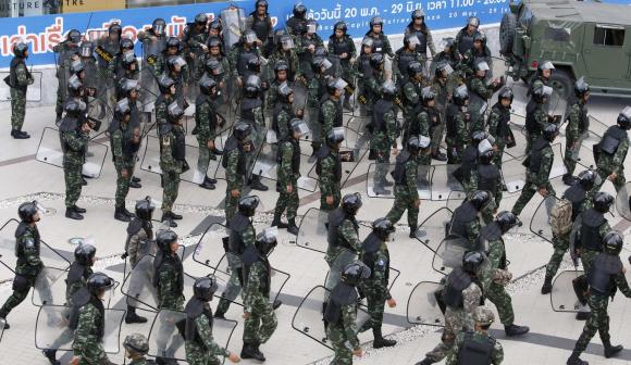 Qu&acirc;n đội Bangkok triển khai thực hiện nhiệm vụ. Ảnh: Reuters