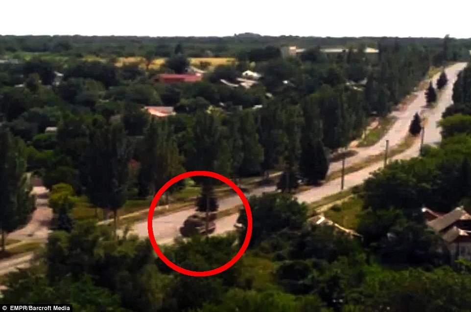 Một t&ecirc;n lửa Buk được vận chuyển qua thị trấn Torez, Ukraine h&ocirc;m 17-7, sau khi chiếc m&aacute;y bay MH17 bị bắn hạ. Ảnh: Barcroft Media